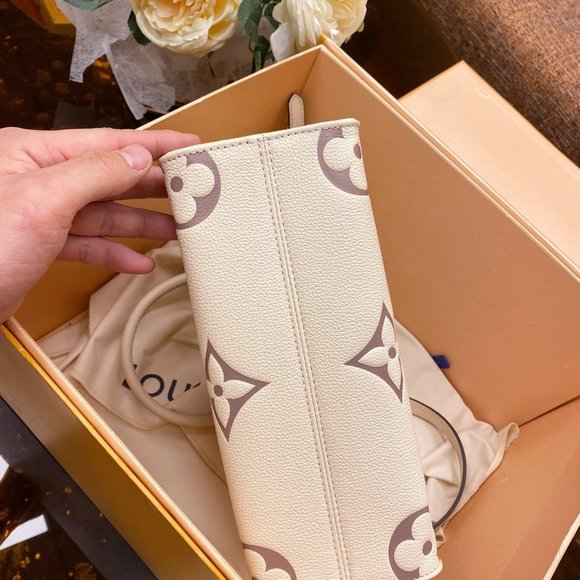 Louis Vuitton ONTHEGO MM Bag - Picture 7 of 9